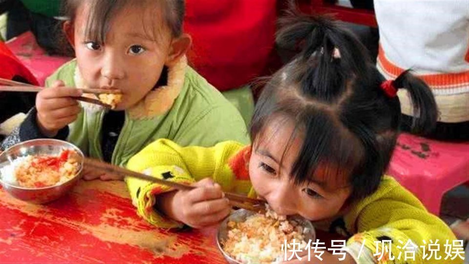 媛媛|孩子称“幼儿园饭菜香,能吃两碗”,看到午餐照,妈妈大受打击