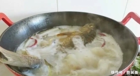 炖鱼时，万万不可放“它”，不然腥味锁在鱼里，鱼汤不鲜，口感差