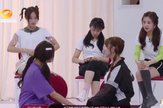 《浪姐》从两次吃火锅的座位,看蓝盈莹地位变化,日久见人心