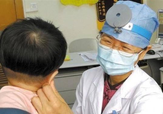 鸡皮疙瘩|4岁男孩说耳朵痛,医生拿灯光一照,鸡皮疙瘩起了一身