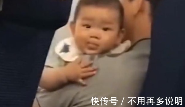 肩膀|“最馋宝宝”高铁上看人吃东西,口水流满爸爸肩膀,网友:小饕餮