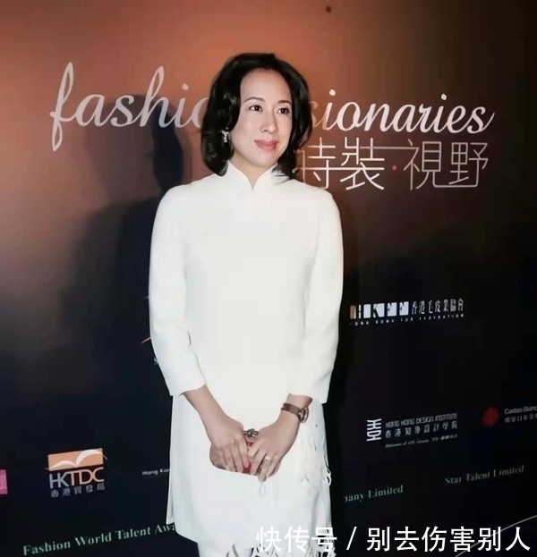 穿搭|朱玲玲私服真好看,海蓝色夹克搭半身裙显优雅,62岁一样有名媛范