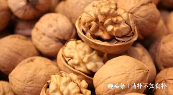 妙用|老人孩子爱吃的核桃别乱扔,核桃壳留下有妙用,解决很多人的烦恼