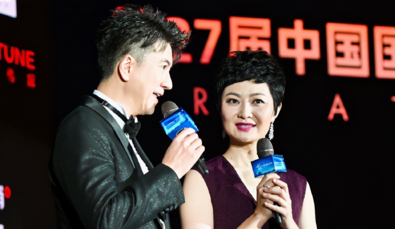 新闻主播|央视新闻主播有两条路可以选一条是宝晓峰,另一条是刘羽