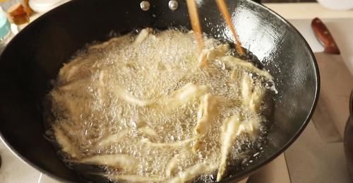 干炸|想吃“干炸小白条”别出去买了,大厨教你在家做,焦香酥脆吃过瘾