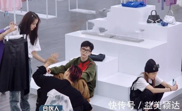 《潮流合伙人》最无存在感的嘉宾,全程坐在角落,一点忙都不帮