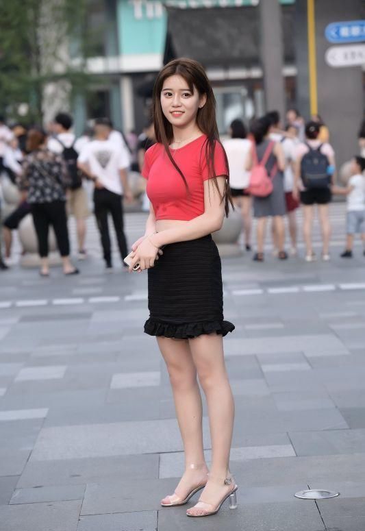 修身|短款T恤搭配修身包臀裙,小蛮腰非常的吸睛