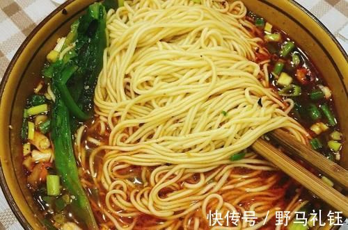 煮面条别再水开下锅了,开面馆的大哥透露“秘诀”,不起坨有劲道