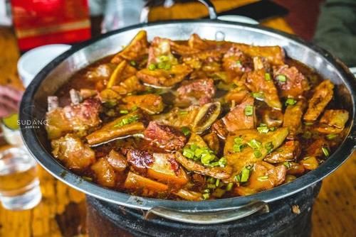  一大早就喝白酒吃火锅，湖北荆州人的生活“有点彪”，令人惊奇