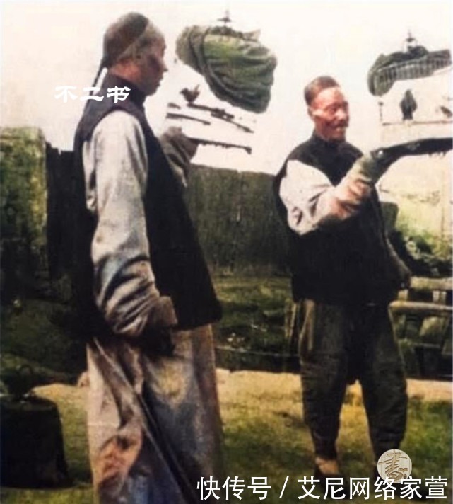 时期|清末上色老照片:镜头下真实的八旗子弟,遛鸟、吸大烟、喝花酒