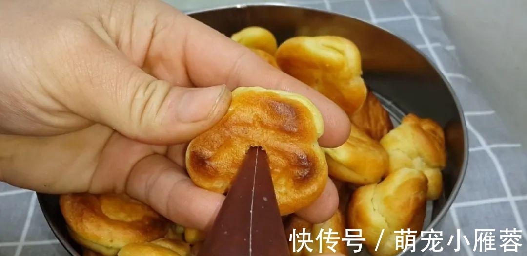 面粉不要烤面包了，教你简单一做，个个空心鼓泡，比吃蛋糕还过瘾