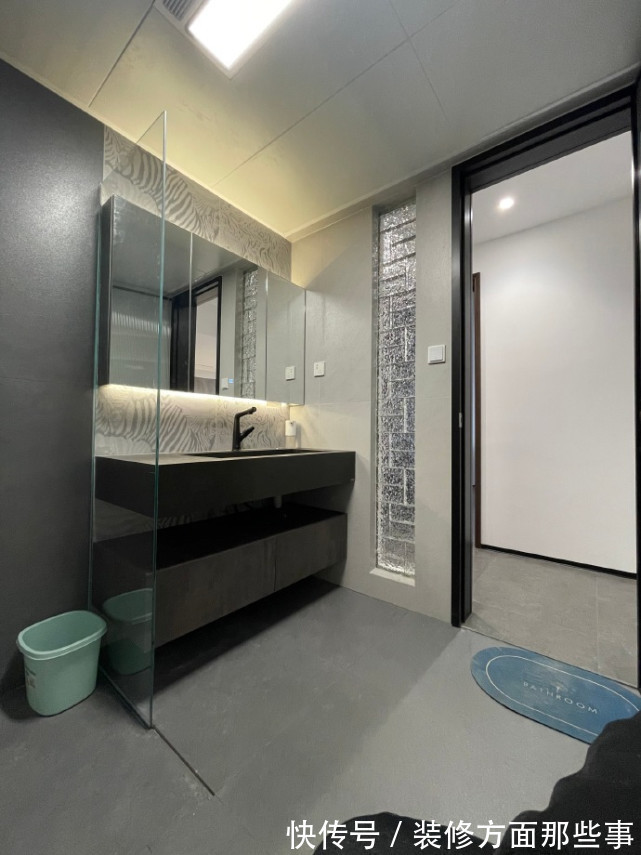 爱格|115平现代简约风,灰色影视墙是格栅和木饰面的结合