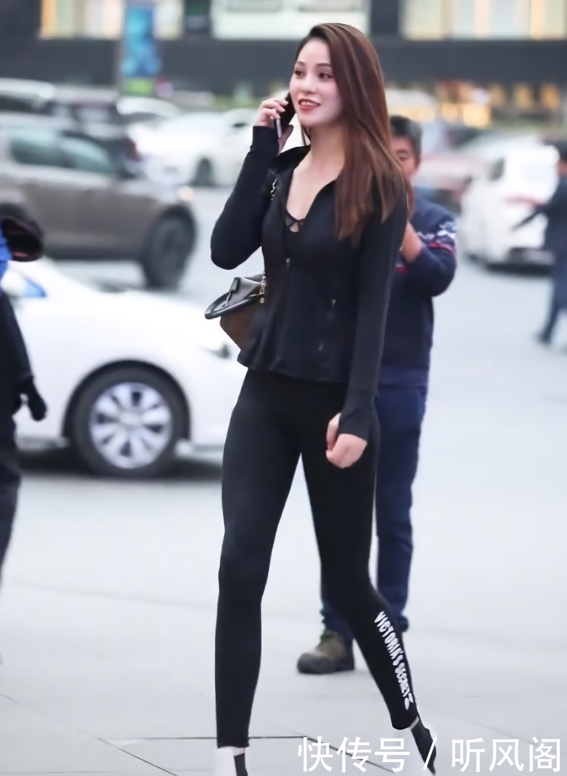 铅笔|小姐姐好任性,踩着两根“吸管”走路,却不小心火了“铅笔腿”!