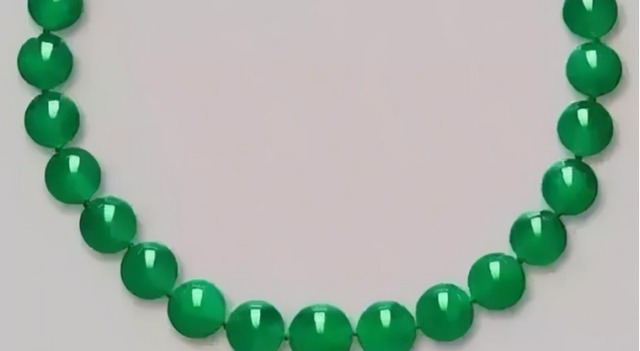 翡翠$翡翠珠链看起来华贵漂亮,但是价格太高了,适合什么样的人佩戴!