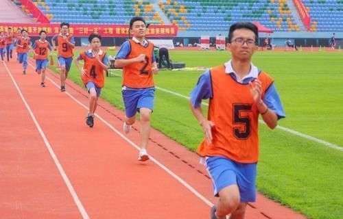 中考|体育老师公认“省力”跑步法,助力学生轻松到终点,考生可参考
