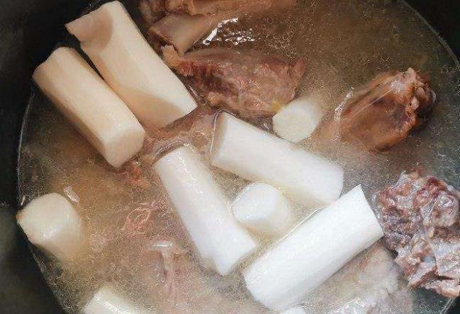 炖排骨汤，加冷水炖还是加热水炖？很多人常做错，难怪汤不鲜