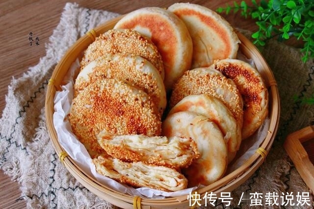 酥到掉渣的烧饼，平底锅就能做，每次一斤面，咸香酥脆，出锅必光