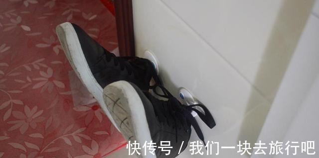 在门上贴一个挂钩,用途太棒了,很多家庭还不知道,早些提示家人!