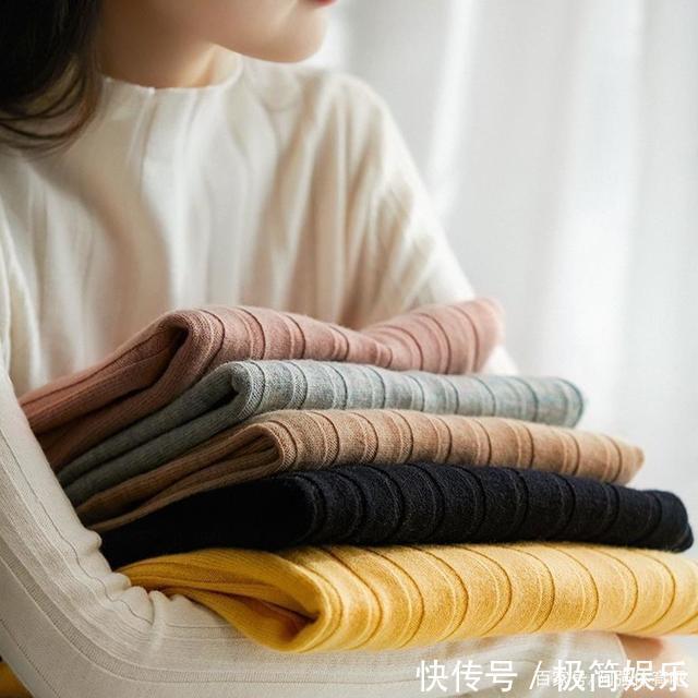 “大衣”已经失宠,今秋流行的“赫本衫+半裙”,尽显时尚范