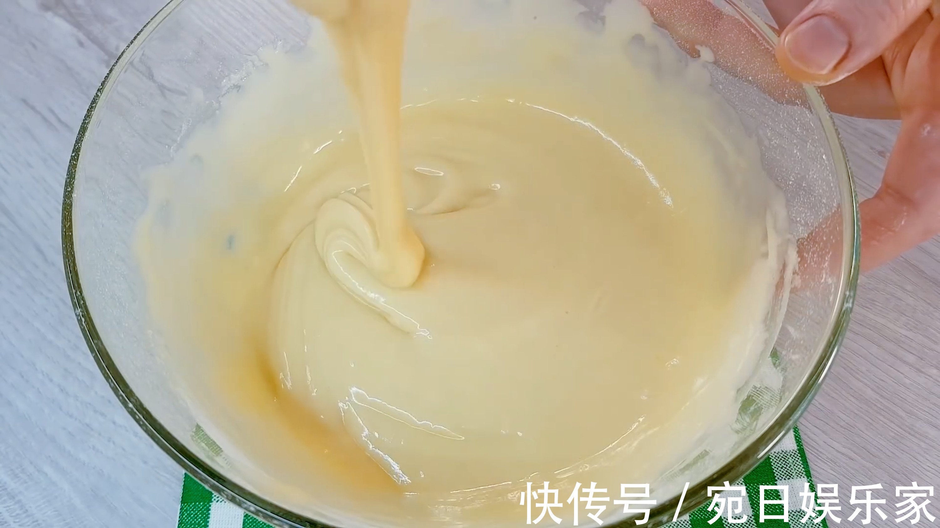 泡打粉|蛋糕懒人做法，不需要打发蛋白，照样松软香甜，蛋香味十足