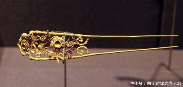 老太太带着金钗去鉴宝,上面刻有5个字,专家问到:你是格格?