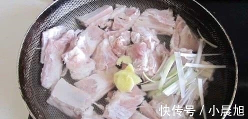 排骨|为啥排骨焯水后又腥又臭?看到大厨操才明白,原来用错“水”了
