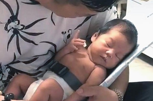 外孙|姥爷凝视小外孙半小时,目光慈爱又温柔,却换来了一个“大白眼”