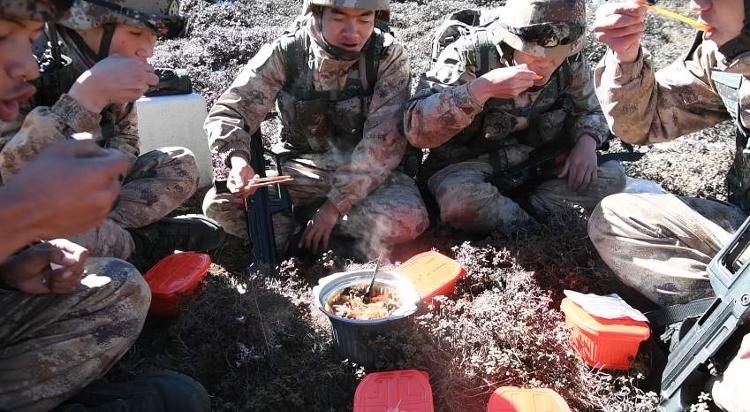 西藏军区某边防|海拔4500多米,边防官兵吃上了自热火锅
