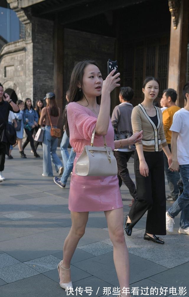 熟龄 熟龄女人穿粉色,搭配白色尖头细跟鞋,显年轻更有女性魅力!