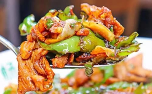 做辣椒炒肉时，辣椒和肉哪个先炒？顺序不能错，教您正确做法