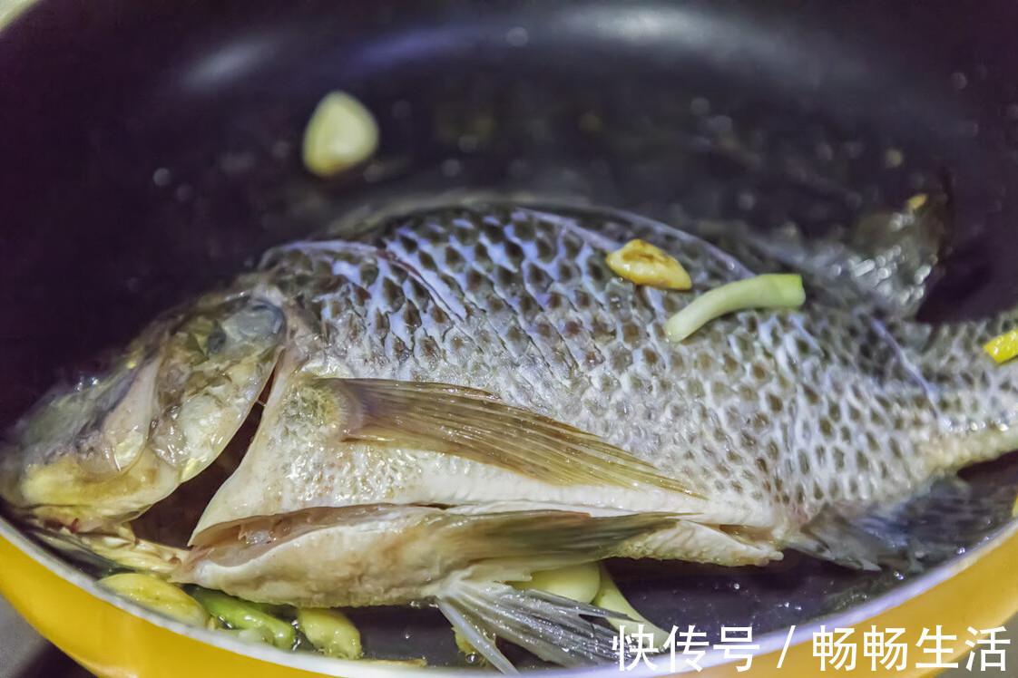 鱼肉|炖鱼，不要只会加料酒，多放这2样，鱼肉鲜嫩不柴，去腥效果好