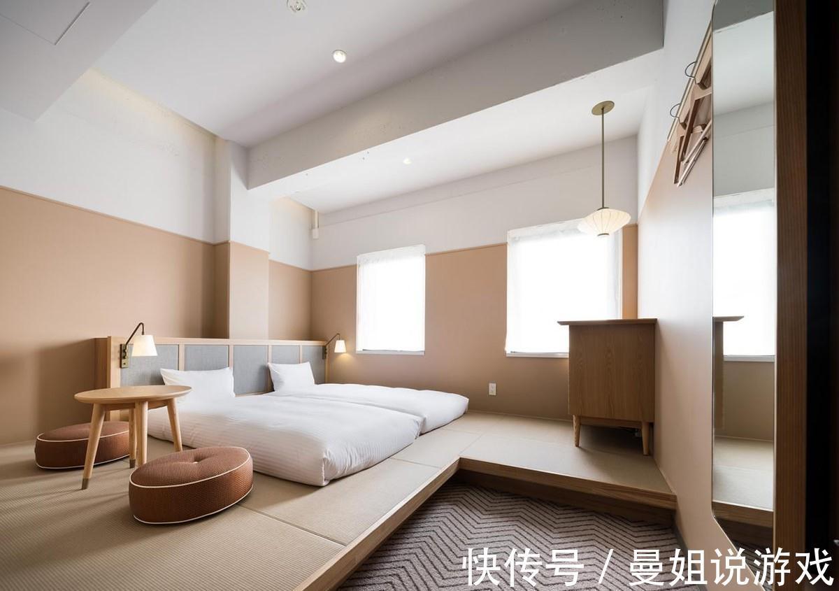 书桌|床不居中放，是迄今为止我最聪明的决定，一侧留空，专门用来休闲