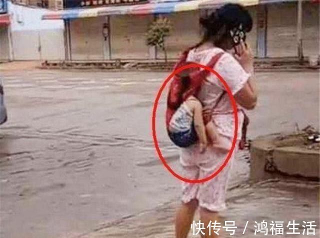 背布|宝妈背着孩子在路边打电话，看到她背上孩子后，路人吓得赶紧提醒
