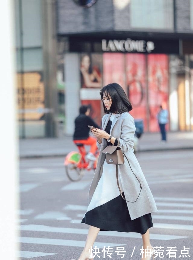 蕾丝|街拍:穿蕾丝半身裙的小姐姐,香肩半露,颜值颇高,真好看!