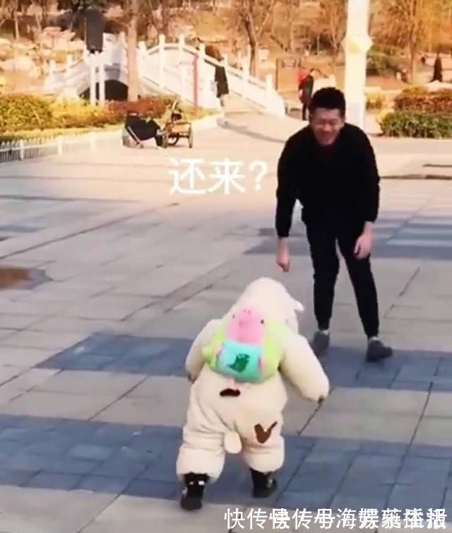 时分|爸爸在宝宝面前翻跟头,宝宝不甘示弱,当宝宝翻倒在地时妈妈笑喷