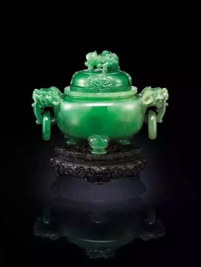 估的|大哥1万欧元买回的翡翠香炉,专家估的价格让人眼红!