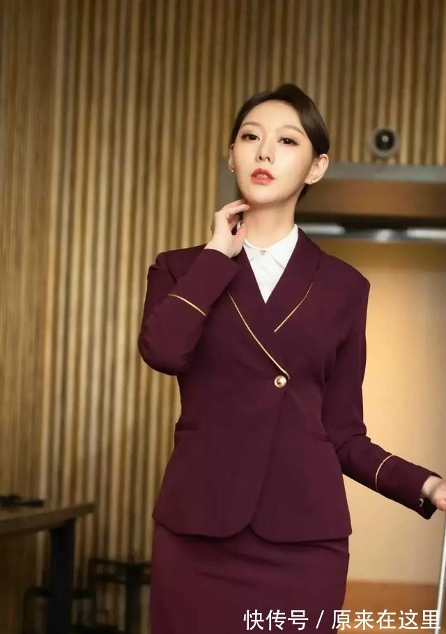 深红色 深红色套装裙,很像空姐的制服,款式很经典,品味很高级!