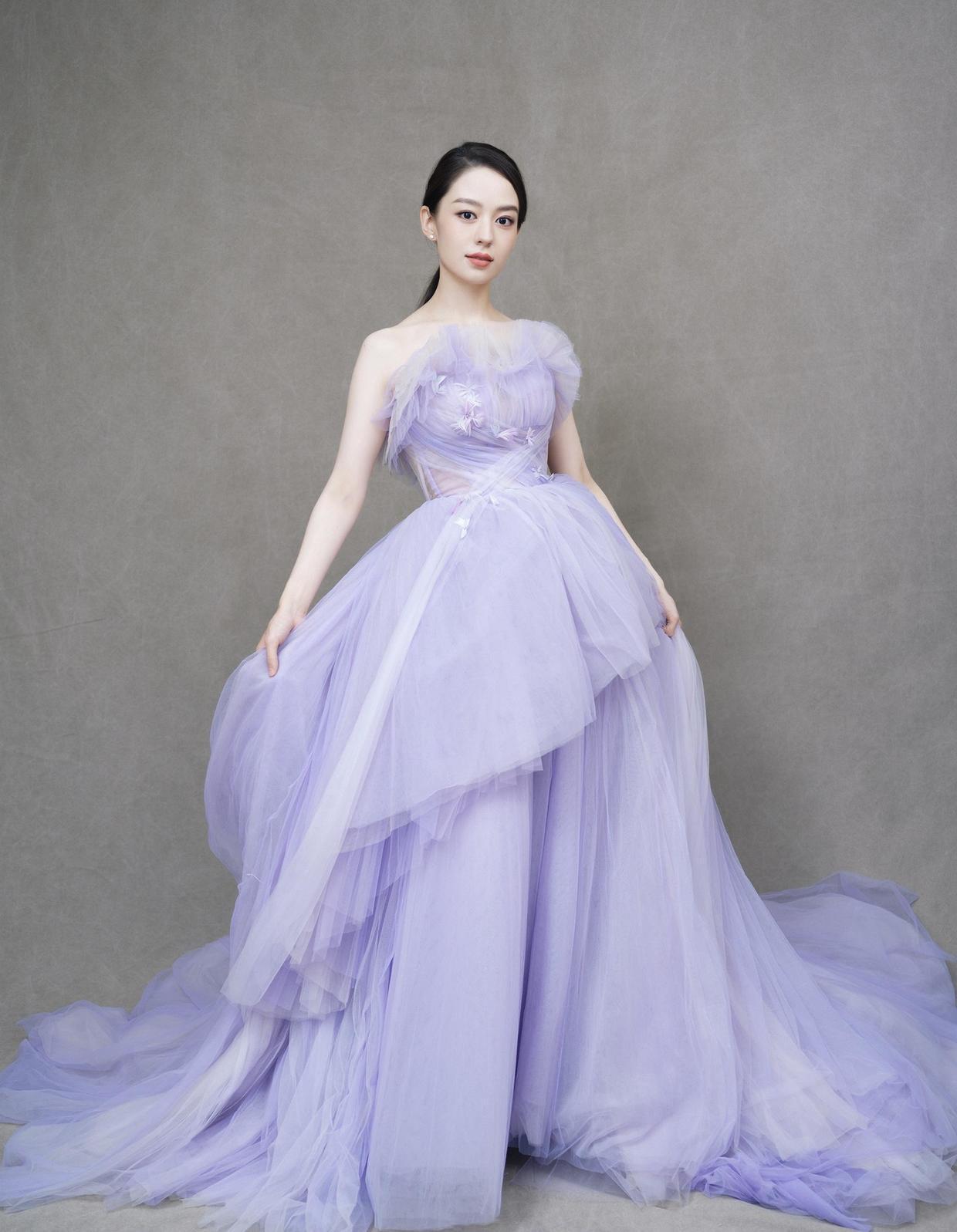 高挑|吉娜又美出新高度,灰色针织衫配修身长裤高挑利落,腰细得像P的