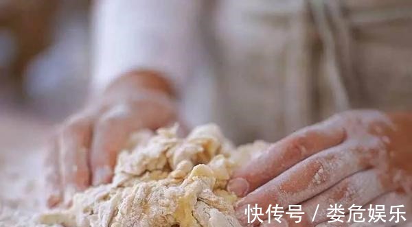 发面时，万万不可只加酵母！多加3样，9分钟溢盆，馒头又香又软