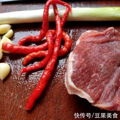 浓郁|#少盐饮食 轻松生活#微辣、葱香浓郁，羊肉香嫩不膻的葱爆羊