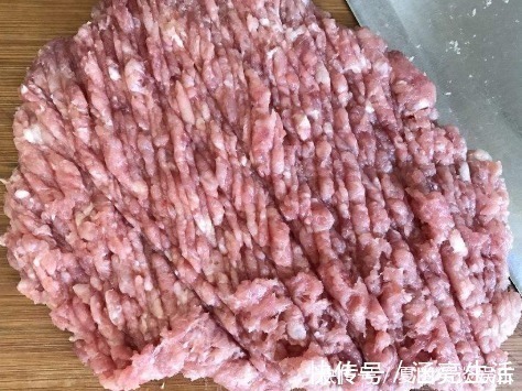 炸肉丸子,到底加面粉还是淀粉多数人都做错,难怪肉丸子不筋道