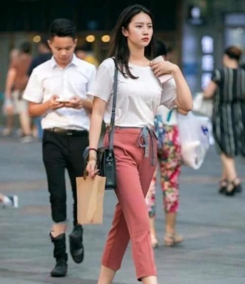 气质|街拍小姐姐白色短袖搭配时尚的休闲裤,展现出青春活力的气质