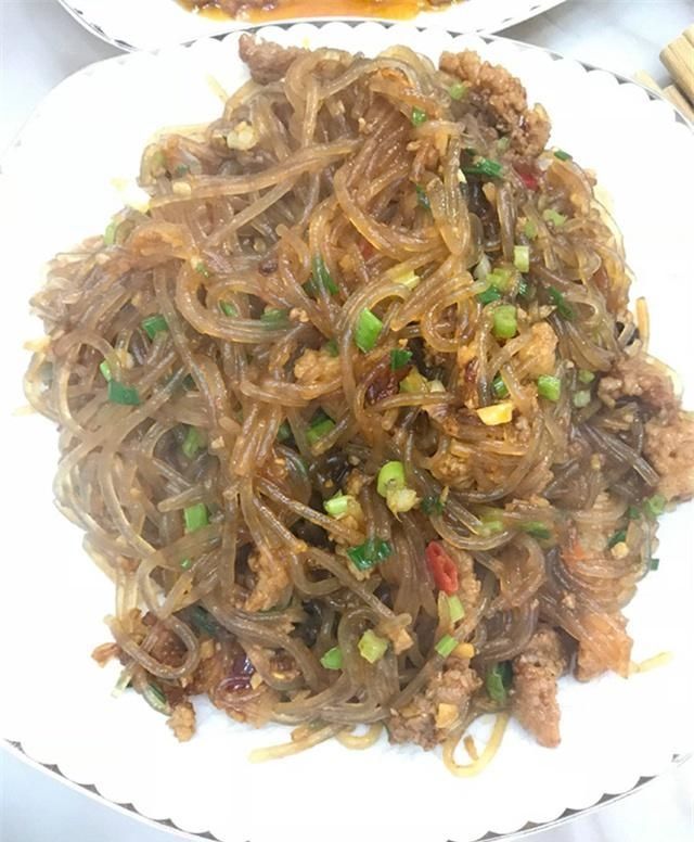 哥哥请客，嫂子特意下厨招待，进厨房一趟，我悄悄留下五千块钱