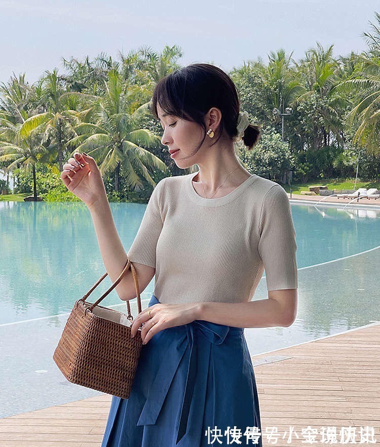 衬衫 初秋只需这3件单品就够了:针织衫、半身裙、衬衫,打造高级感