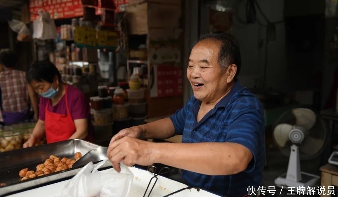 一对古稀老人守着一个小吃摊子,养活四代人,还留住了一条街