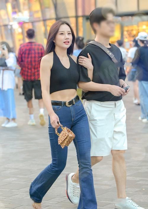 搭配 显瘦又显高的阔腿裤,搭配黑色运动背心,减龄又时尚