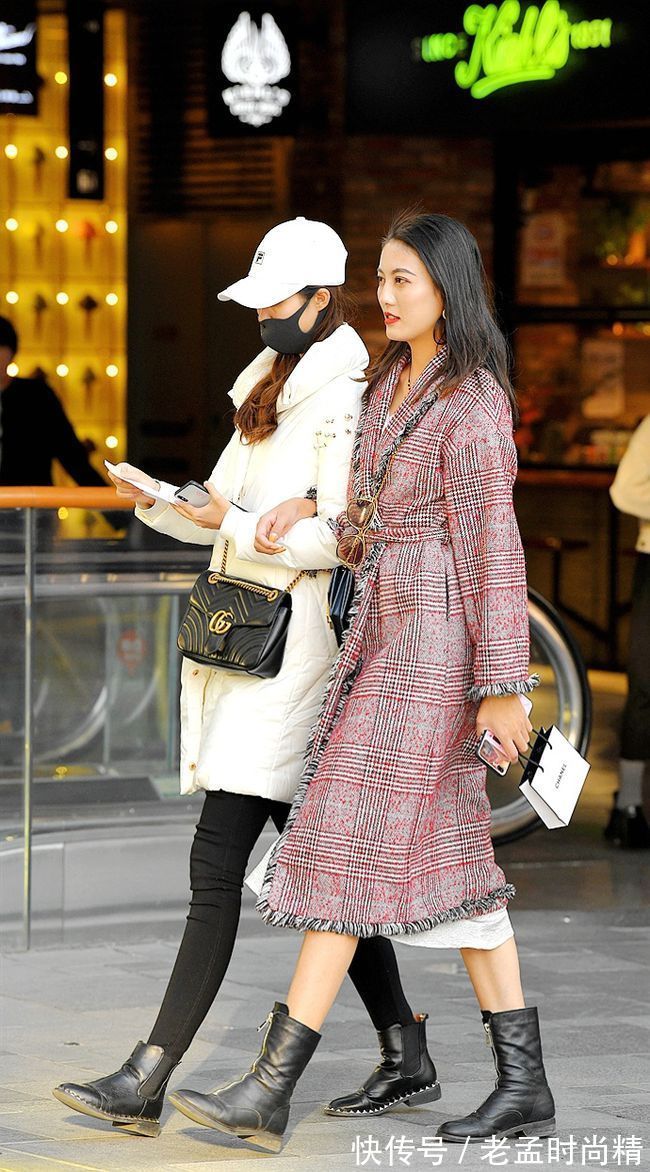 大衣 街拍:美女演绎短靴配大衣,款款漂亮