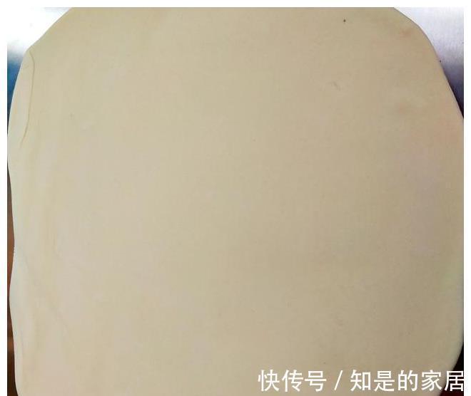 吃腻|吃腻了馒头，试试这款香煎小油卷，表皮松软底部酥脆，无敌美味