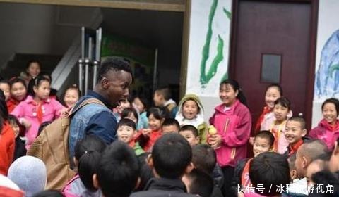 手足无措|3岁宝宝初次见“黑人娃”火了!手足无措大声哭喊妈妈,这是啥