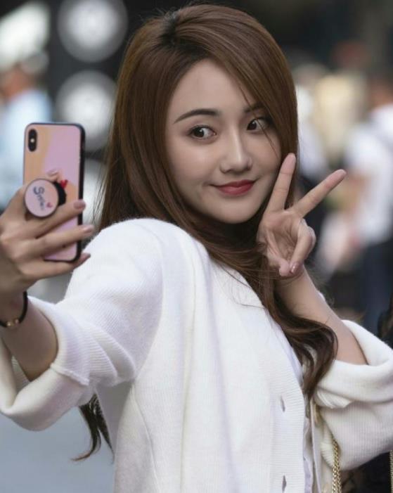 街拍:倾城倾国的美女,清凉上衣配黑色裤子,时尚又显大气